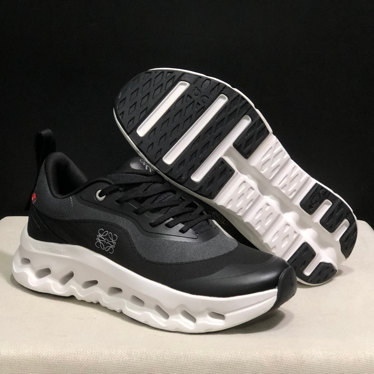 Cloudtilt Loewe - Noir et Blanc