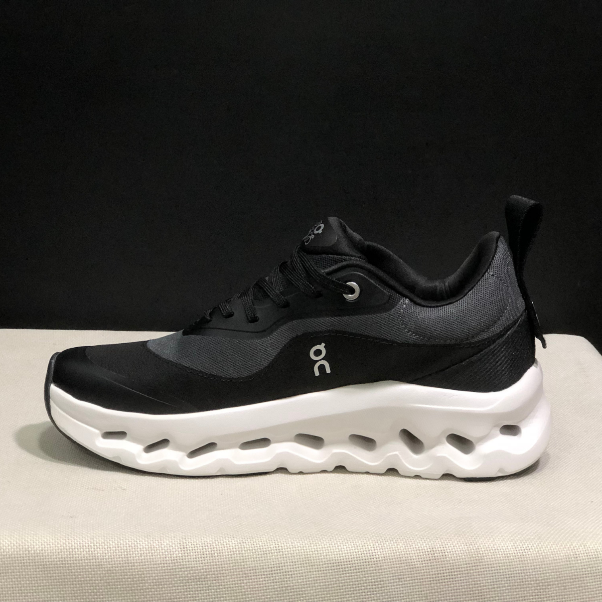 Cloudtilt Loewe - Noir et Blanc