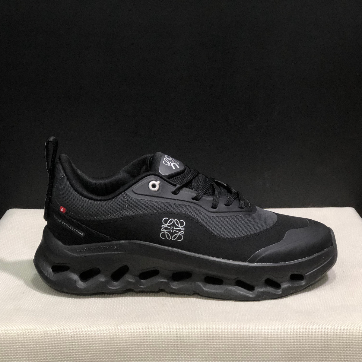 Cloudtilt Loewe - Black