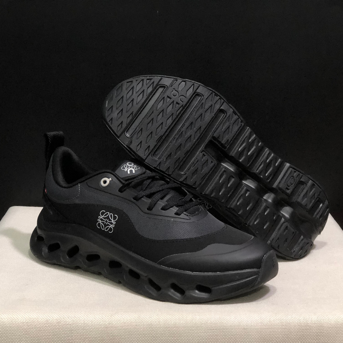 Cloudtilt Loewe - Black