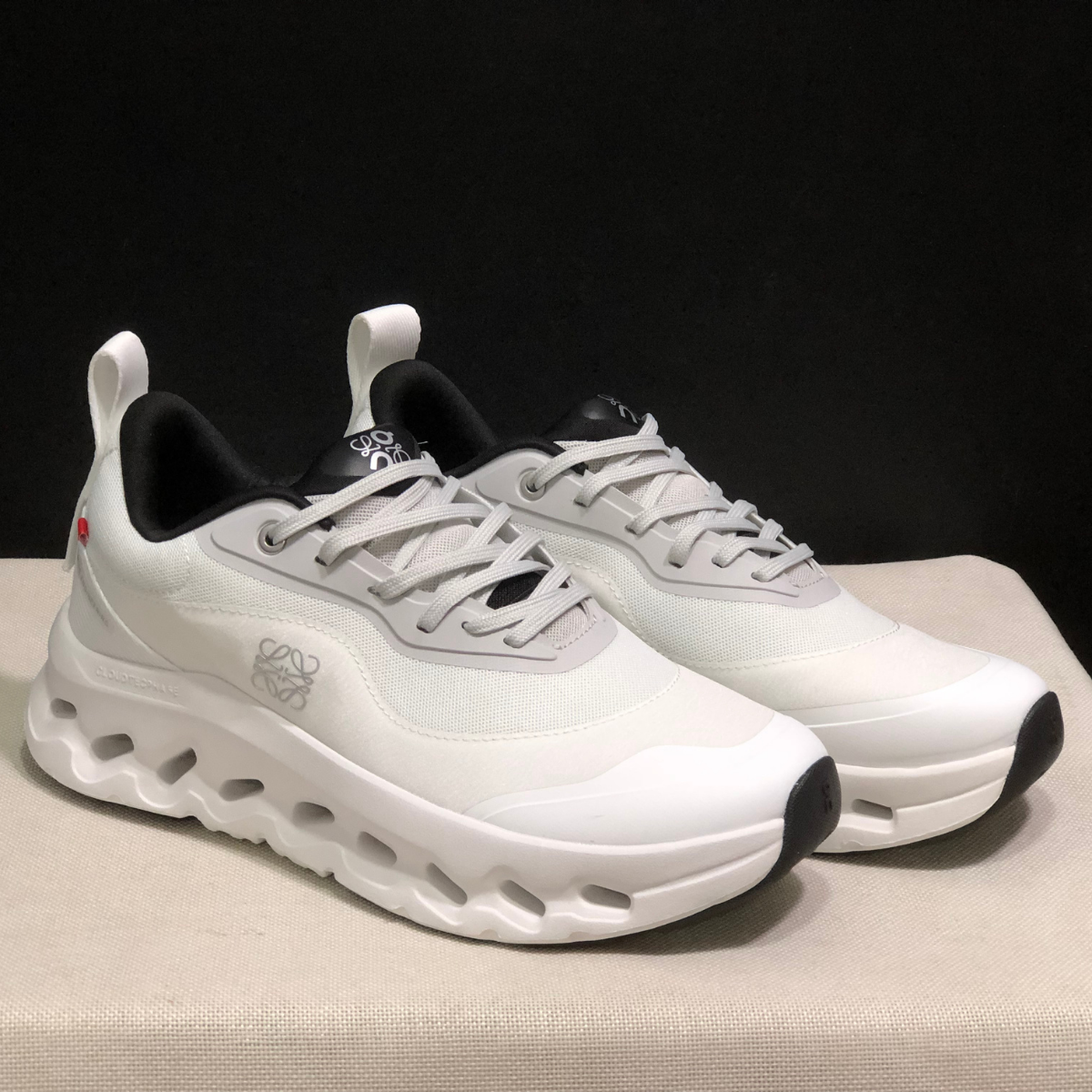 Cloudtilt Loewe - White and Black