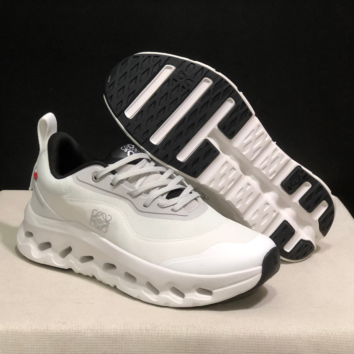 Cloudtilt Loewe - White and Black