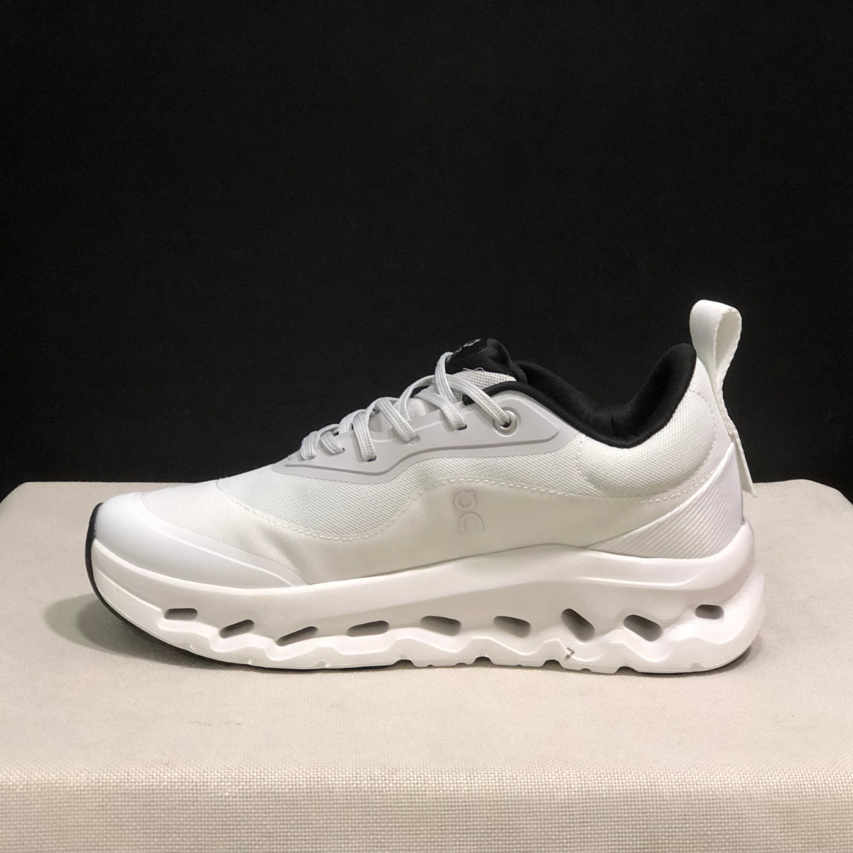 Cloudtilt Loewe - White and Black