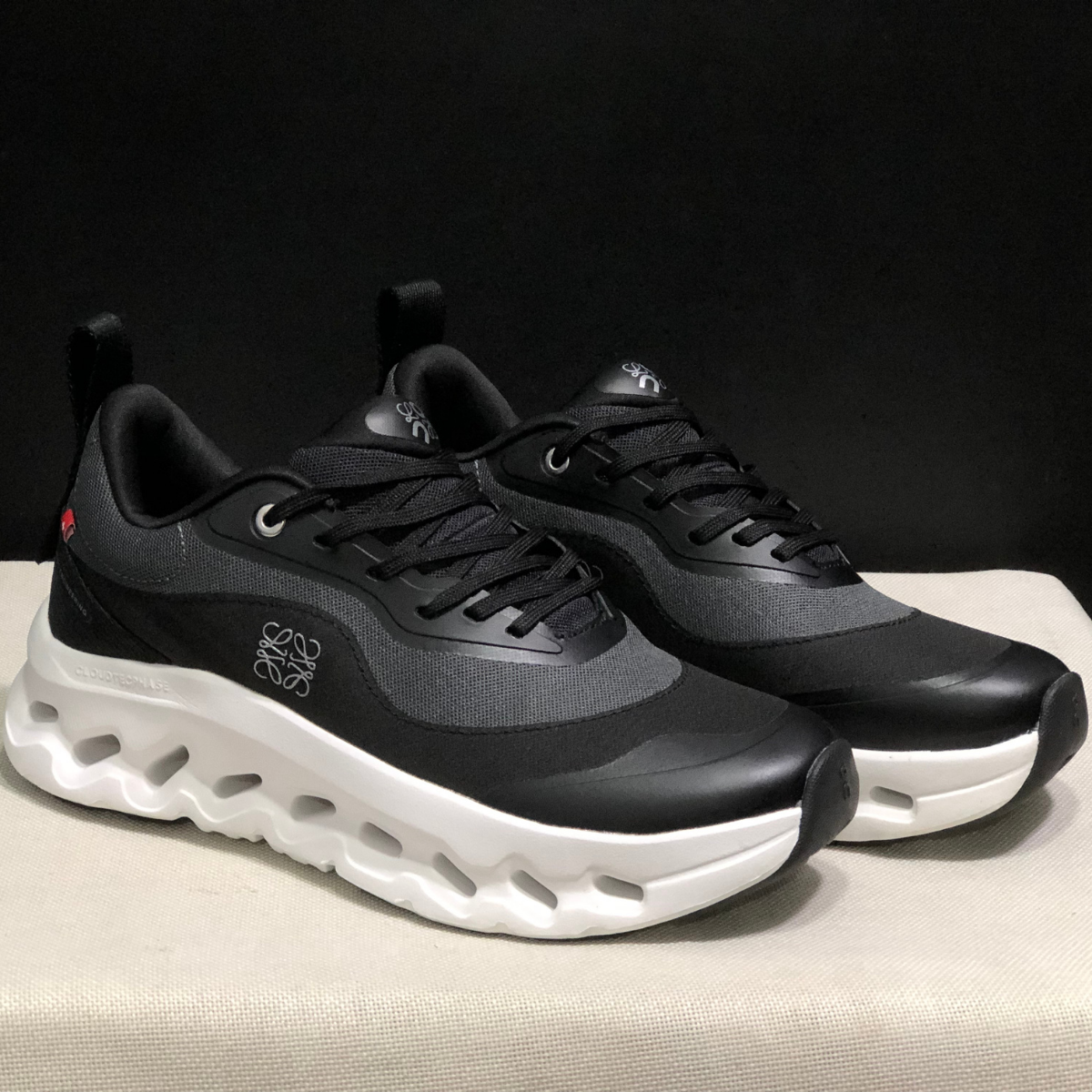 Cloudtilt Loewe - Noir et Blanc