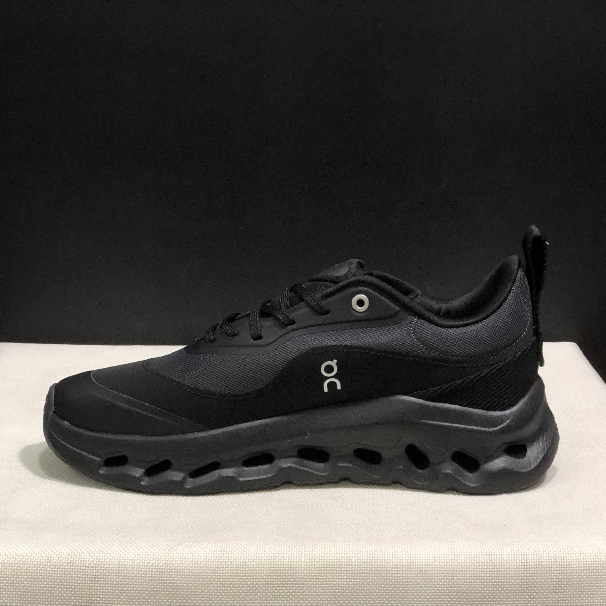 Cloudtilt Loewe - Black