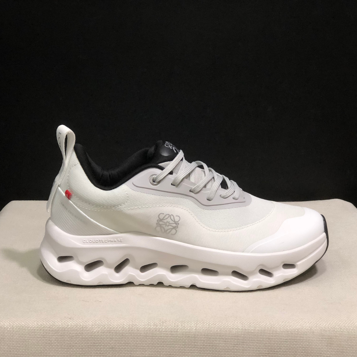 Cloudtilt Loewe - White and Black