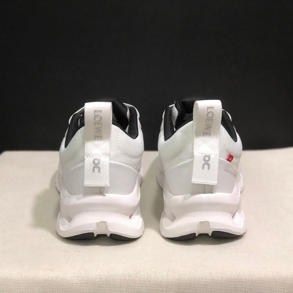 Cloudtilt Loewe - White and Black